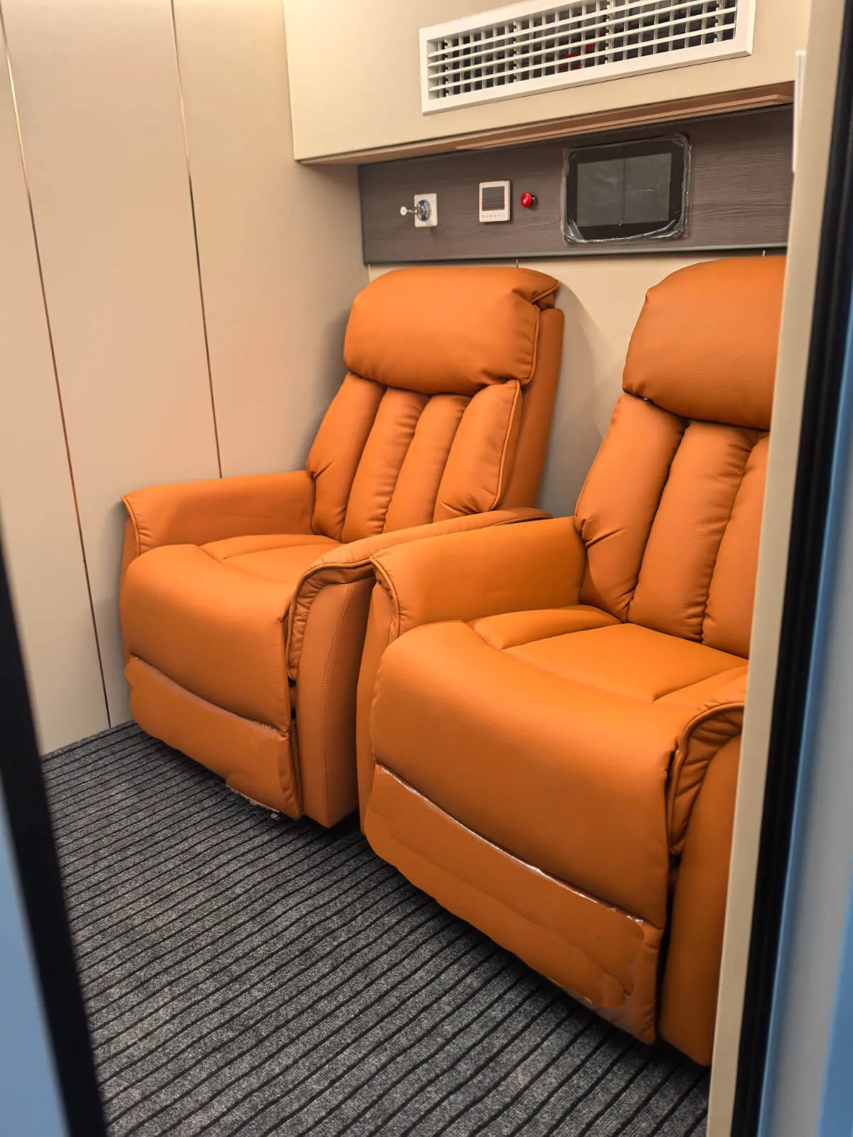 2 recliners in chamber